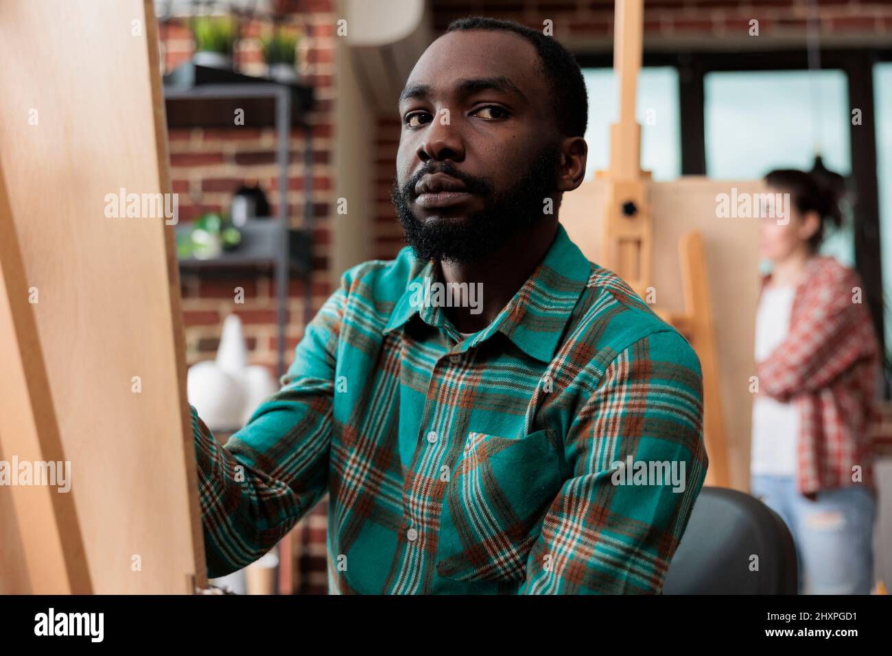 Portrait de l'artiste créateur homme dessin vase modèle sur toile pendant la classe d'art apprentissage technique d'illustration à l'aide d'un crayon graphique d'esquisse. Étudiant peintre participant à l'atelier de créativité Banque D'Images