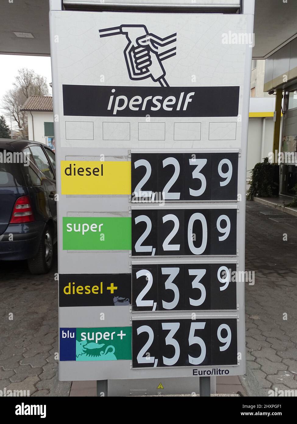 Lombardy, Italie - 14th mars 2022 hausse des prix étiquettes et étiquettes  de diesel, d'essence et d'autres carburants comme la pompe à gaz de la  station plus de 2,2 euro le litre