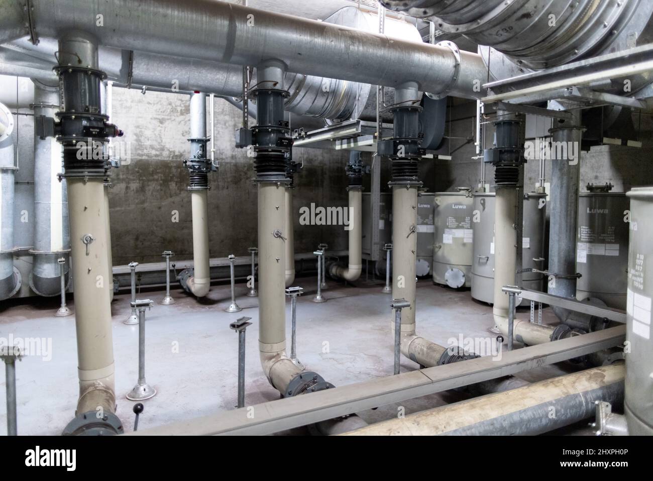 Nuremberg, Allemagne. 13th mars 2022. La salle de filtration dans le bunker NBC sous la station principale. Le bunker nucléaire a été construit dans les années 70 pendant la 'Guerre froide' et avait pour but de fournir aux citoyens une protection contre les armes nucléaires ou même les armes chimiques et biologiques de destruction massive. Credit: Daniel Karmann/dpa/Alay Live News Banque D'Images