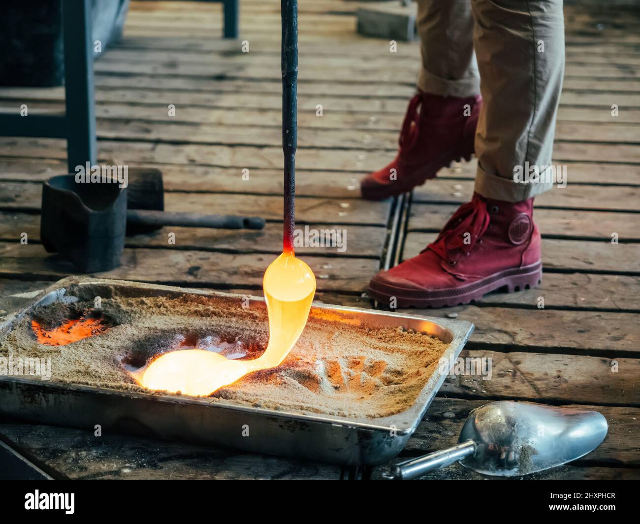 Création de verre traditionnel Art. Fusion de la moisissure de verre en  forme de sable. Traitement manuel du verre par les artisans à l'intérieur  d'une usine de verre Photo Stock - Alamy