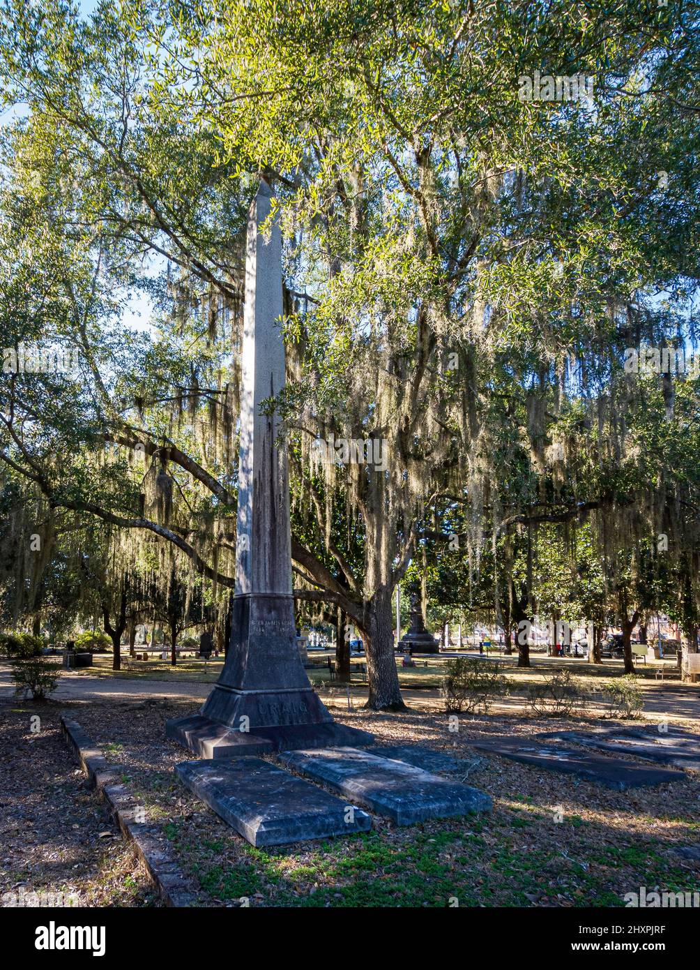 Selma, Alabama, USA-1 mars 2022 : obélisque marquant une parcelle familiale au cimetière Live Oak. Les chênes vivants avec de la mousse espagnole ont été plantés en 1879 an Banque D'Images