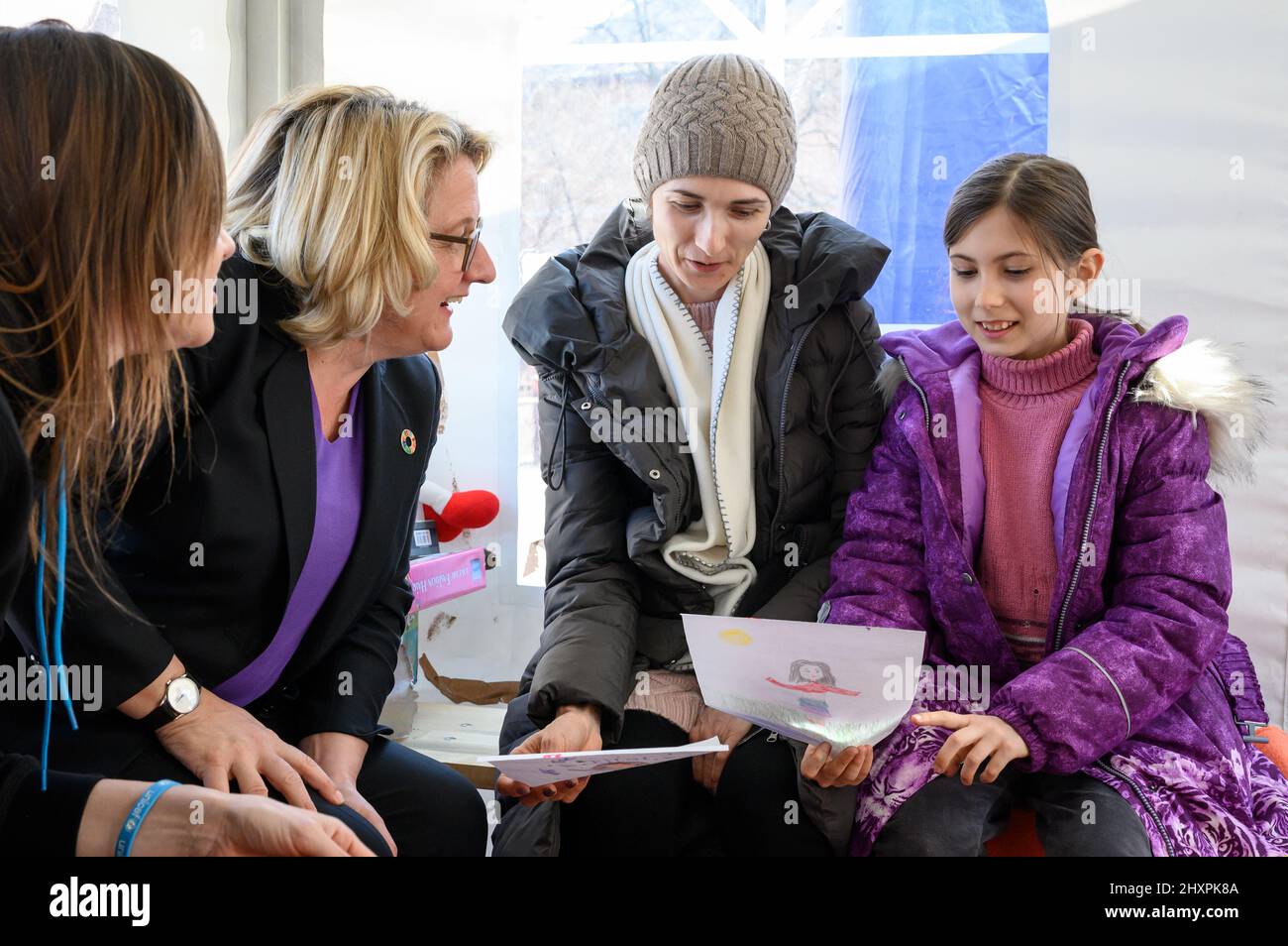 Roumanie, Sighetu Marmatiei (sighet):14 mars 2022, Svenja Schulze (SPD, 2nd de gauche), Ministre fédérale de la coopération et du développement économiques, en collaboration avec un membre du personnel de l'UNICEF, s'entretient aujourd'hui avec Alina, une réfugiée d'Ukraine, et sa fille Veronica, âgée de 10 ans, au Centre "Blue Dot" de l'UNICEF. Le Ministre du développement est en Roumanie pour une journée à visiter les projets de l'UNICEF à l'intention des familles ukrainiennes qui ont fui à la frontière avec l'Ukraine. Photo: Bernd von Jutrczenka/dpa Banque D'Images