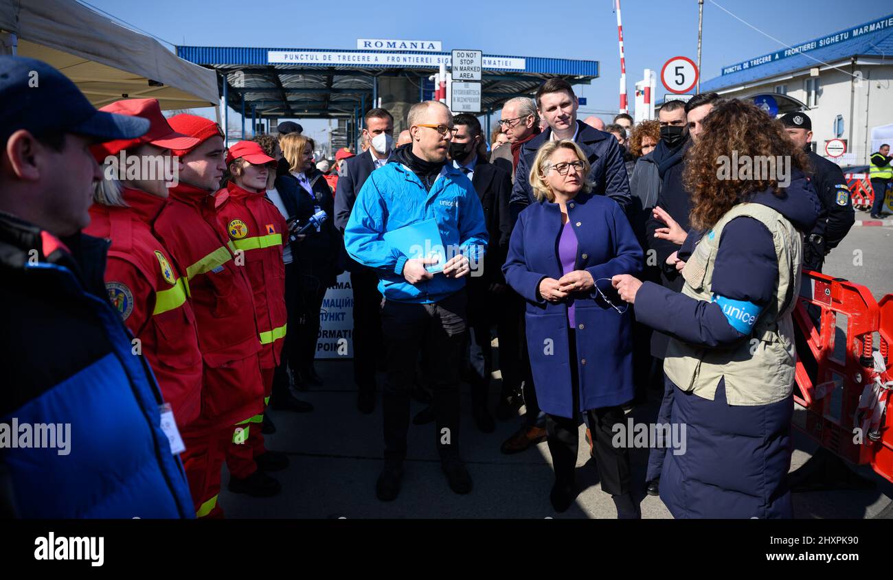 Roumanie, Sighetu Marmatiei (sighet):14 mars 2022, Svenja Schulze (SPD), Ministre fédérale de la coopération et du développement économiques, est guidée par le Centre "Blue Dot" de l'UNICEF par Gabriel Vockel (l), Directeur de pays adjoint UNICEF Roumanie, et par Voichita Teus (r), Expert des droits de l'enfant. Le ministre du développement se trouve en Roumanie pour une journée et visite les projets de l'UNICEF à l'intention des familles ukrainiennes réfugiées à la frontière avec l'Ukraine. Photo: Bernd von Jutrczenka/dpa Banque D'Images