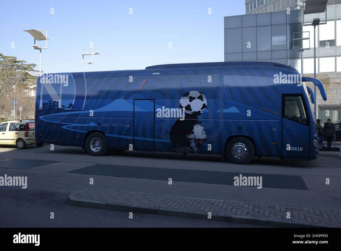 Le nouveau bus SSC NAPOLI. C'est un véhicule moderne équipé de tout confort avec une ligne moderne et captivante en même temps. Dans le bus, il y a de nombreuses références à Diego Armando Maradona, le plus grand footballeur de tous les temps qui a porté le maillot bleu pendant 7 ans, gagnant deux championnats historiques. Le véhicule a déjà été utilisé pour la première fois à l'occasion du match napolitain contre Barcelone. Il y a aussi une expression culte : « Je serai avec vous », des mots souvent utilisés par les fans pour soutenir l'équipe napolitaine. On espère que ce nouveau coach apportera du bien à l'équipe bleue et offrira plus Banque D'Images