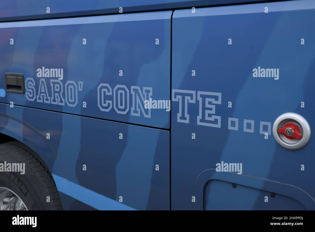 Le nouveau bus SSC NAPOLI. C'est un véhicule moderne équipé de tout confort avec une ligne moderne et captivante en même temps. Dans le bus, il y a de nombreuses références à Diego Armando Maradona, le plus grand footballeur de tous les temps qui a porté le maillot bleu pendant 7 ans, gagnant deux championnats historiques. Le véhicule a déjà été utilisé pour la première fois à l'occasion du match napolitain contre Barcelone. Il y a aussi une expression culte : « Je serai avec vous », des mots souvent utilisés par les fans pour soutenir l'équipe napolitaine. On espère que ce nouveau coach apportera du bien à l'équipe bleue et offrira plus Banque D'Images