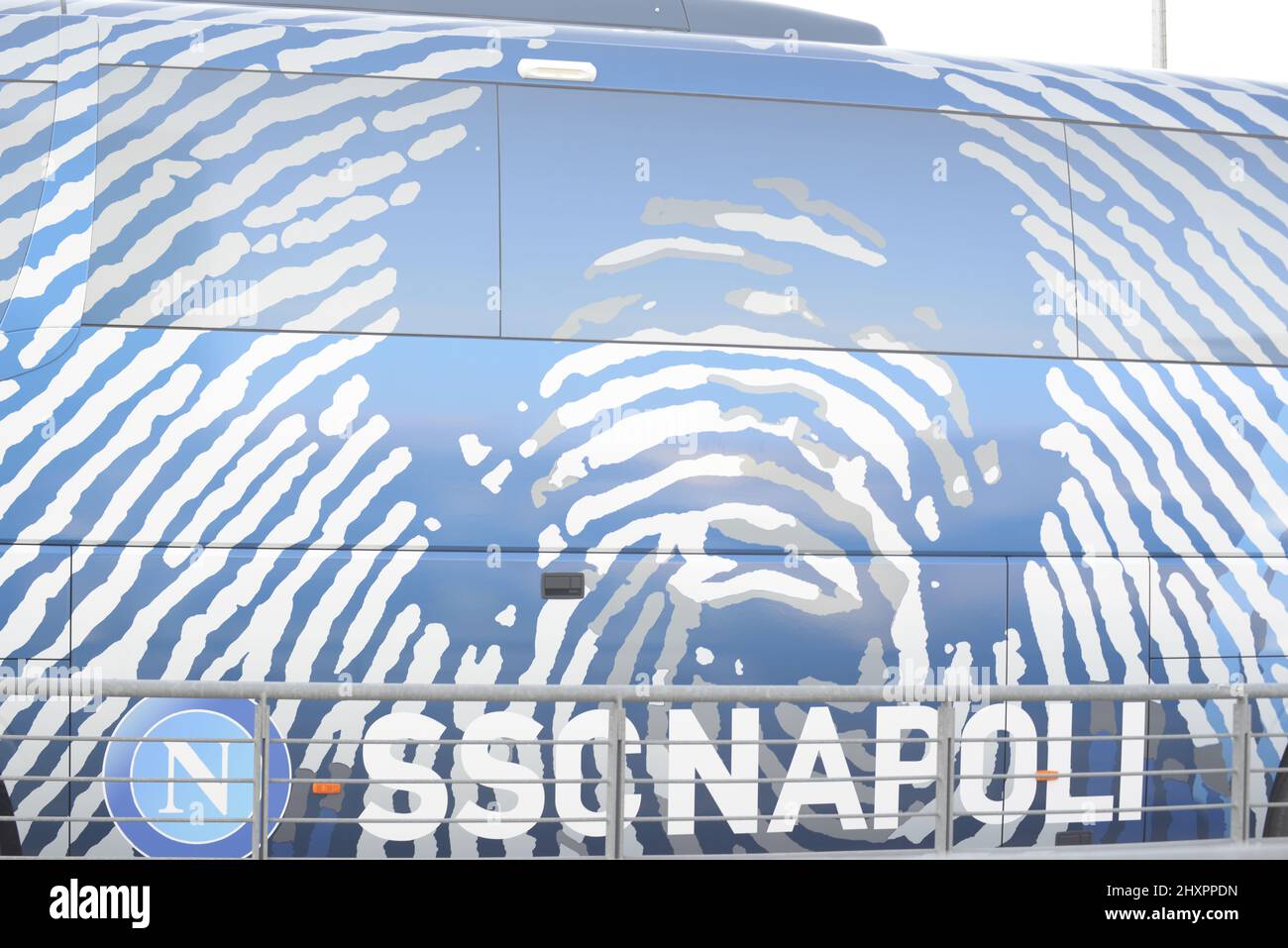 Le nouveau bus SSC NAPOLI. C'est un véhicule moderne équipé de tout confort avec une ligne moderne et captivante en même temps. Dans le bus, il y a de nombreuses références à Diego Armando Maradona, le plus grand footballeur de tous les temps qui a porté le maillot bleu pendant 7 ans, gagnant deux championnats historiques. Le véhicule a déjà été utilisé pour la première fois à l'occasion du match napolitain contre Barcelone. Il y a aussi une expression culte : « Je serai avec vous », des mots souvent utilisés par les fans pour soutenir l'équipe napolitaine. On espère que ce nouveau coach apportera du bien à l'équipe bleue et offrira plus Banque D'Images