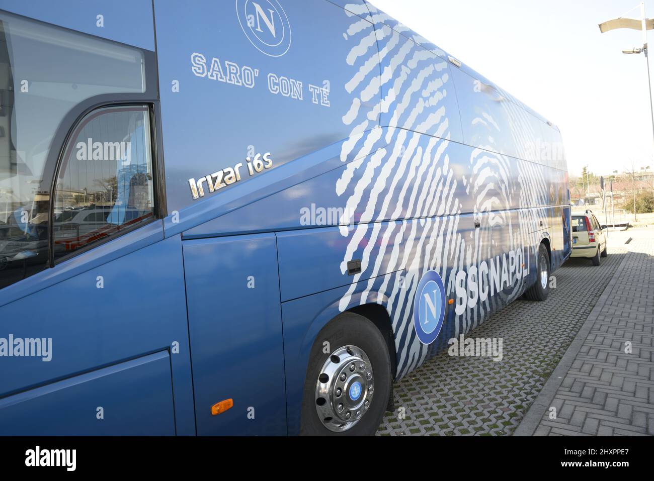 Le nouveau bus SSC NAPOLI. C'est un véhicule moderne équipé de tout confort avec une ligne moderne et captivante en même temps. Dans le bus, il y a de nombreuses références à Diego Armando Maradona, le plus grand footballeur de tous les temps qui a porté le maillot bleu pendant 7 ans, gagnant deux championnats historiques. Le véhicule a déjà été utilisé pour la première fois à l'occasion du match napolitain contre Barcelone. Il y a aussi une expression culte : « Je serai avec vous », des mots souvent utilisés par les fans pour soutenir l'équipe napolitaine. On espère que ce nouveau coach apportera du bien à l'équipe bleue et offrira plus Banque D'Images