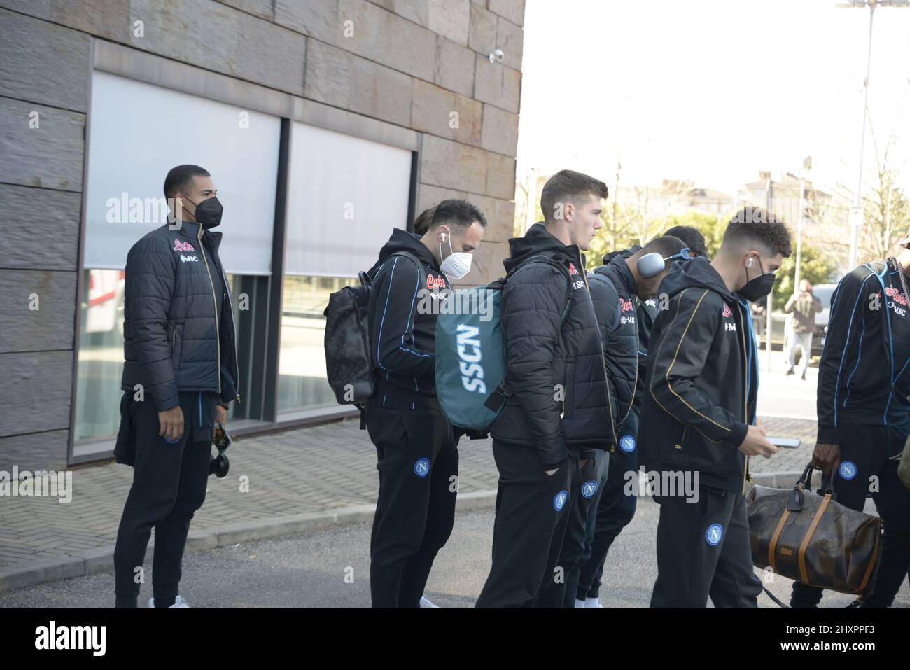 Vérone, Italie. 13th mars 2022. L'équipe SSC Napoli part de l'hôtel vers le stade Bentegodi de Vérone, en Italie, pour jouer contre Hellas Verona - SSC Napoli. (Photo de Mariano Montella/Pacific Press) crédit: Pacific Press Media production Corp./Alay Live News Banque D'Images