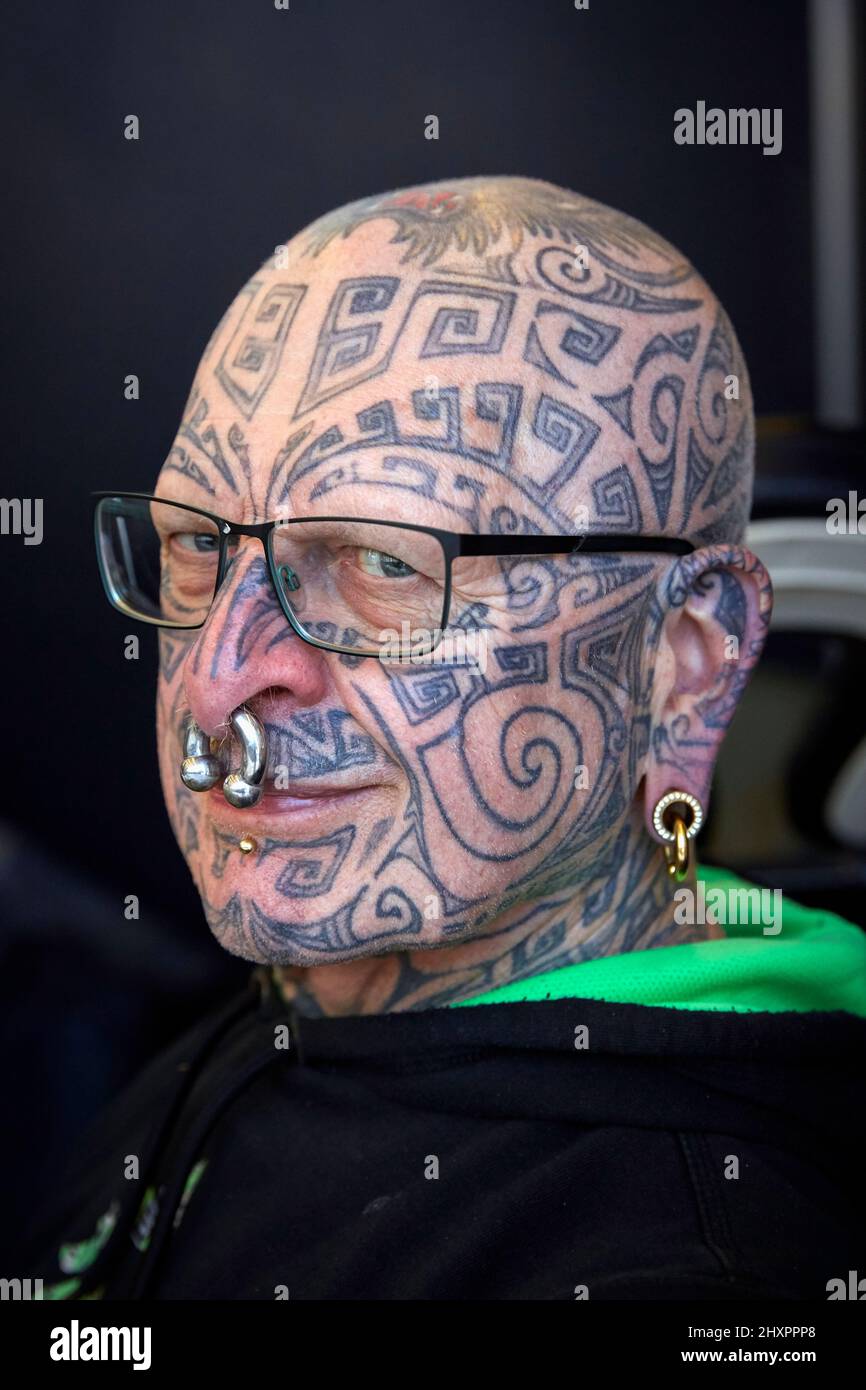 Un des tatoueurs participants avec son visage complètement tatoué Banque D'Images