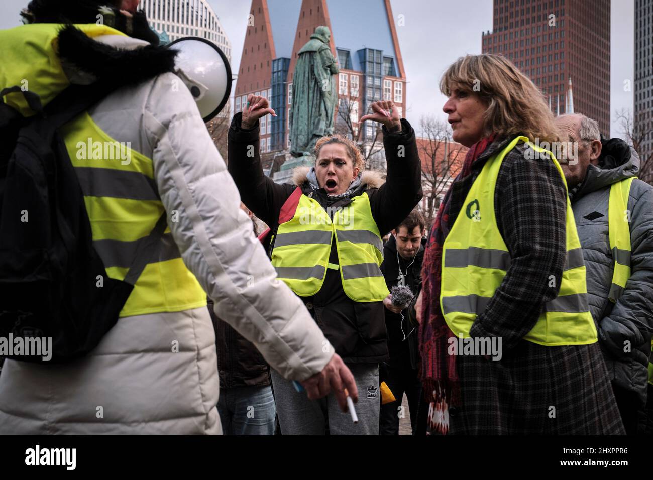 Des membres du mouvement des Vêtes jaunes protestent devant le Parlement de la Haye. Banque D'Images