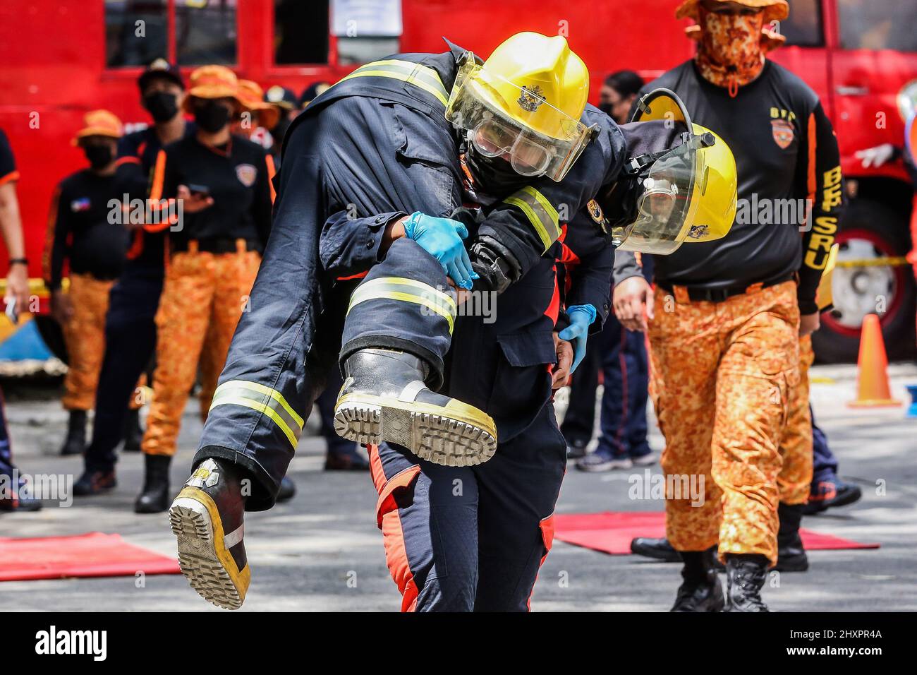 Ville de Quezon. 14th mars 2022. Le 14 mars 2022, des femmes pompiers participent aux Jeux olympiques de compétences des femmes pompiers au siège du Bureau philippin de la protection contre les incendies et de la région de la capitale nationale (BFP-NCR) à Quezon City, aux Philippines. Le Bureau philippin de la protection contre les incendies (BFP) a organisé ses Jeux olympiques sur les compétences des femmes pompiers dans le cadre du mois national de la femme et du mois de la prévention des incendies pour montrer les compétences de leur personnel féminin en matière d'extinction d'incendies, d'intervention d'urgence et de moyens de sauvetage. Crédit: Rouelle Umali/Xinhua/Alamy Live News Banque D'Images