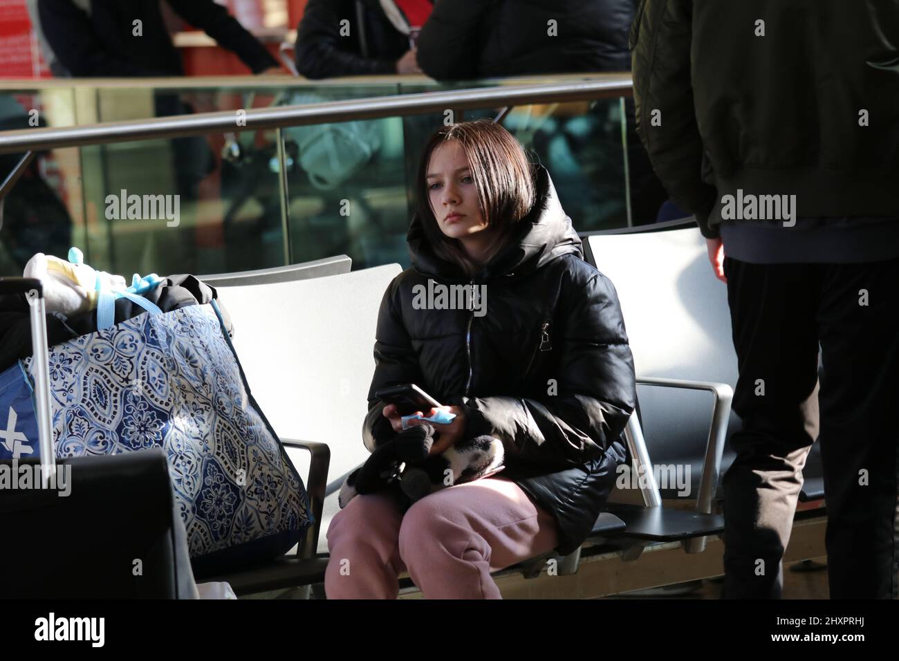 Hanovre, Allemagne. 12th mars 2022. Une réfugiée ukrainienne à la gare centrale de Hanovre en Allemagne le samedi 12 mars 2022. En raison de la guerre en cours, elle a quitté son pays et est arrivée en Allemagne pour sauver sa vie. (Photo de Tubal Sapkota/Pacific Press/Sipa USA) crédit: SIPA USA/Alay Live News Banque D'Images