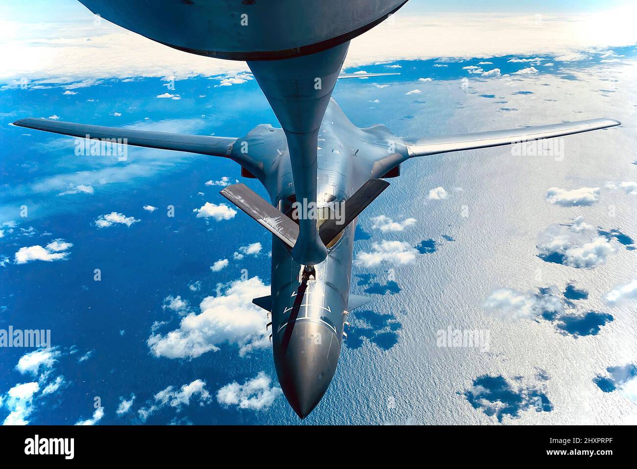 Un danseur B-1B de la 28th Bomb Wing, base aérienne d'Ellsworth, Dakota du Sud, reçoit du carburant d'un KC-135 Stratotanker de la 100th Air FRAF Mildenhall, en Angleterre, au cours d'une mission d'entraînement pour la Force opérationnelle Bomber Europe au-dessus de l'Angleterre, le 11 mai 2020. Les missions de la Force opérationnelle des bombardiers ont pour but de démontrer l'engagement des États-Unis à l'égard de la défense collective de l'OTAN et sont une démonstration visible de la capacité américaine de dissuasion étendue. (É.-U. Photo de la Force aérienne par le sergent d'état-major. Kelly O’Connor) Banque D'Images