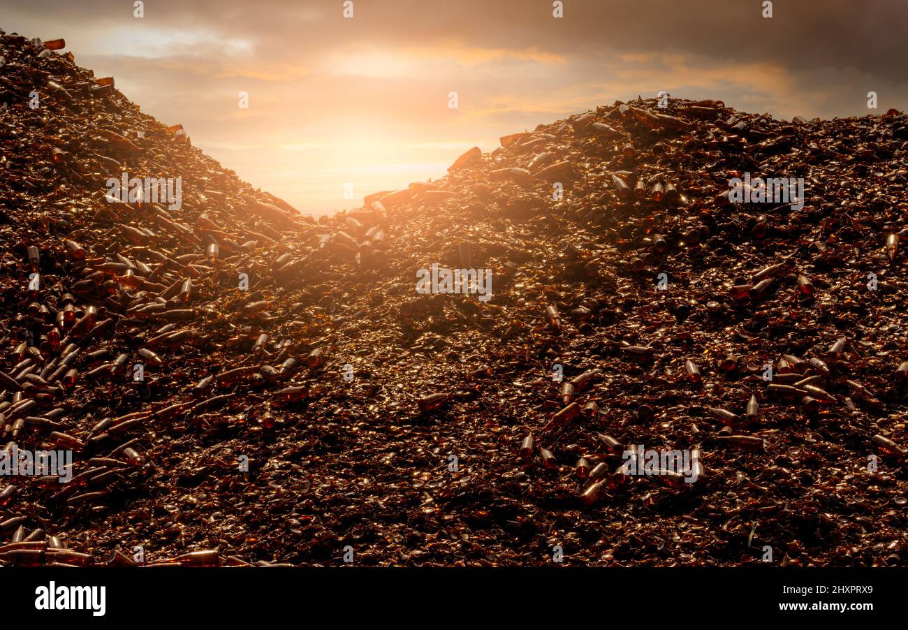 Pile de bouteille marron pour recyclage en usine de recyclage. Déchets de verre pour recyclage. Bouteille de bière brune et de verre de vin. Poubelle en verre écrasée Banque D'Images