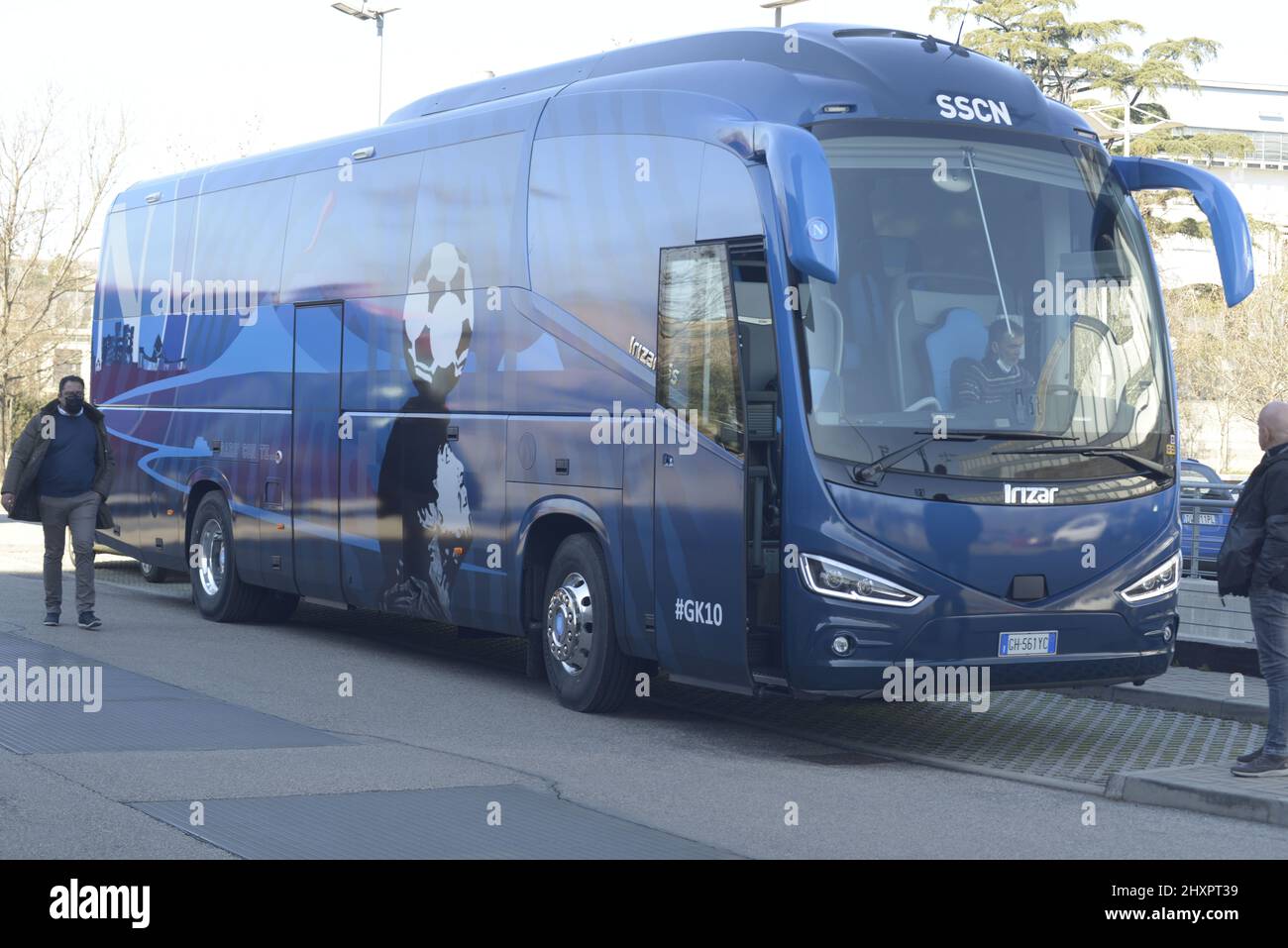 13 mars 2022, Vérone, Italie : le nouveau bus SSC NAPOLI. C'est un véhicule moderne équipé de tout confort avec une ligne moderne et captivante en même temps. Dans le bus, il y a de nombreuses références à Diego Armando Maradona, le plus grand footballeur de tous les temps qui a porté le maillot bleu pendant 7 ans, gagnant deux championnats historiques. Le véhicule a déjà été utilisé pour la première fois à l'occasion du match napolitain contre Barcelone. Il y a aussi une expression culte : ''Je serai avec toi'', des mots souvent utilisés par les fans pour soutenir l'équipe napolitaine. On espère que ce nouvel entraîneur apportera du bien à la bl Banque D'Images