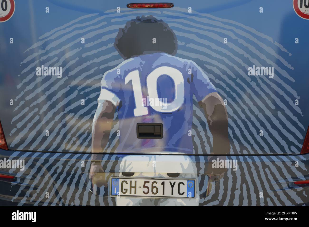 13 mars 2022, Vérone, Italie : le nouveau bus SSC NAPOLI. C'est un véhicule moderne équipé de tout confort avec une ligne moderne et captivante en même temps. Dans le bus, il y a de nombreuses références à Diego Armando Maradona, le plus grand footballeur de tous les temps qui a porté le maillot bleu pendant 7 ans, gagnant deux championnats historiques. Le véhicule a déjà été utilisé pour la première fois à l'occasion du match napolitain contre Barcelone. Il y a aussi une expression culte : ''Je serai avec toi'', des mots souvent utilisés par les fans pour soutenir l'équipe napolitaine. On espère que ce nouvel entraîneur apportera du bien à la bl Banque D'Images