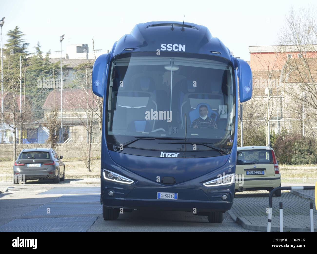 13 mars 2022, Vérone, Italie : le nouveau bus SSC NAPOLI. C'est un véhicule moderne équipé de tout confort avec une ligne moderne et captivante en même temps. Dans le bus, il y a de nombreuses références à Diego Armando Maradona, le plus grand footballeur de tous les temps qui a porté le maillot bleu pendant 7 ans, gagnant deux championnats historiques. Le véhicule a déjà été utilisé pour la première fois à l'occasion du match napolitain contre Barcelone. Il y a aussi une expression culte : ''Je serai avec toi'', des mots souvent utilisés par les fans pour soutenir l'équipe napolitaine. On espère que ce nouvel entraîneur apportera du bien à la bl Banque D'Images