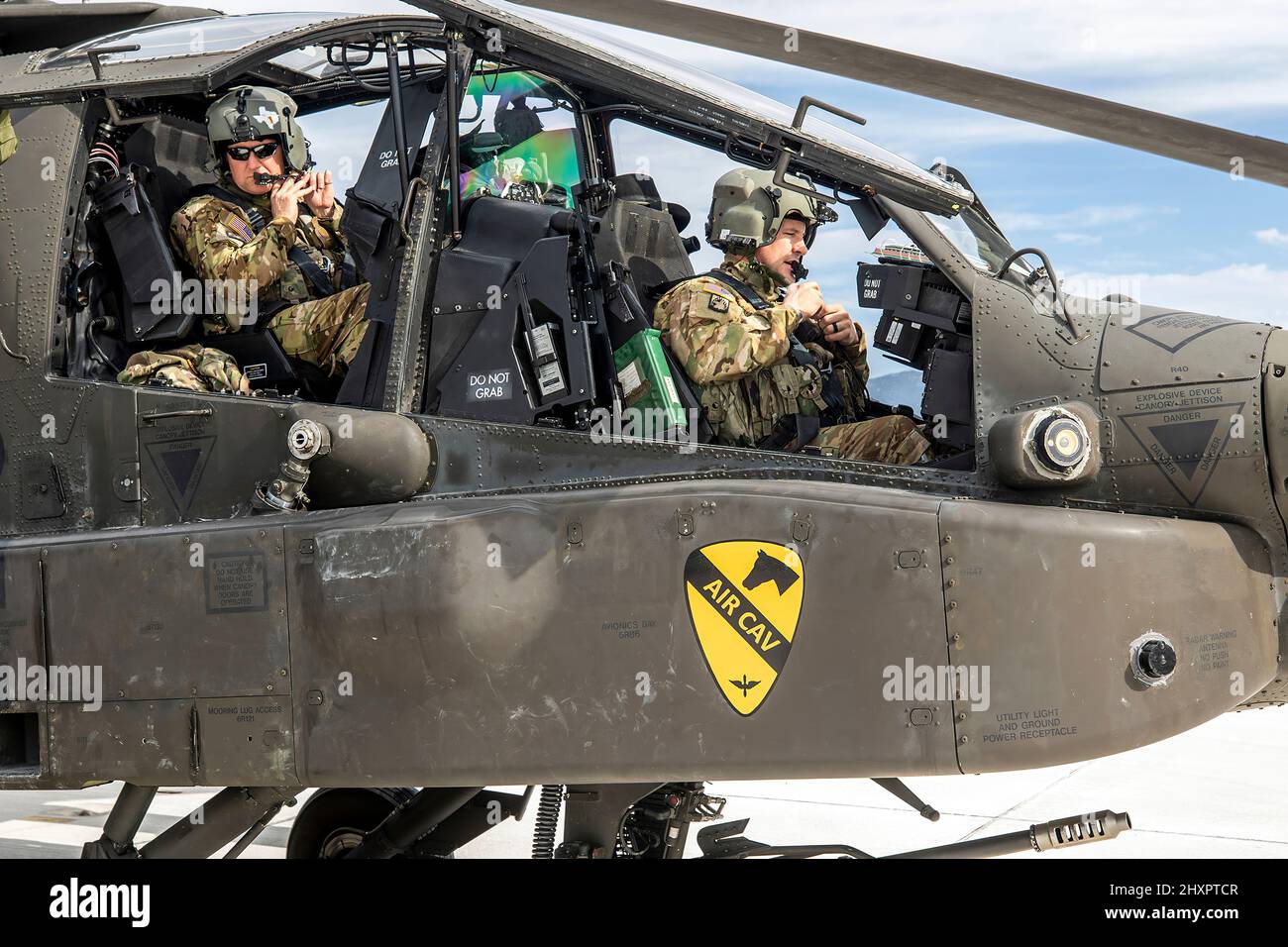 1st la Brigade de cavalerie aérienne, qui est en Europe pour la résolution de l'Atlantique, déplace AH64 Apaches et UH60 Blackhawks de la Grèce vers la Pologne pour soutenir la décision des États-Unis d'accroître leur présence et leurs activités en Europe dans le cadre de leur engagement ferme et inlassable envers nos alliés et partenaires de l'OTAN. Banque D'Images