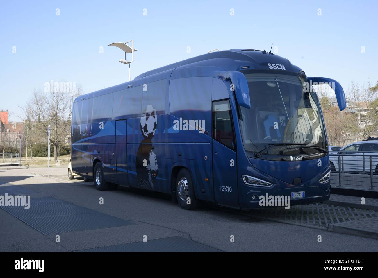 13 mars 2022, Vérone, Italie : le nouveau bus SSC NAPOLI. C'est un véhicule moderne équipé de tout confort avec une ligne moderne et captivante en même temps. Dans le bus, il y a de nombreuses références à Diego Armando Maradona, le plus grand footballeur de tous les temps qui a porté le maillot bleu pendant 7 ans, gagnant deux championnats historiques. Le véhicule a déjà été utilisé pour la première fois à l'occasion du match napolitain contre Barcelone. Il y a aussi une expression culte : ''Je serai avec toi'', des mots souvent utilisés par les fans pour soutenir l'équipe napolitaine. On espère que ce nouvel entraîneur apportera du bien à la bl Banque D'Images