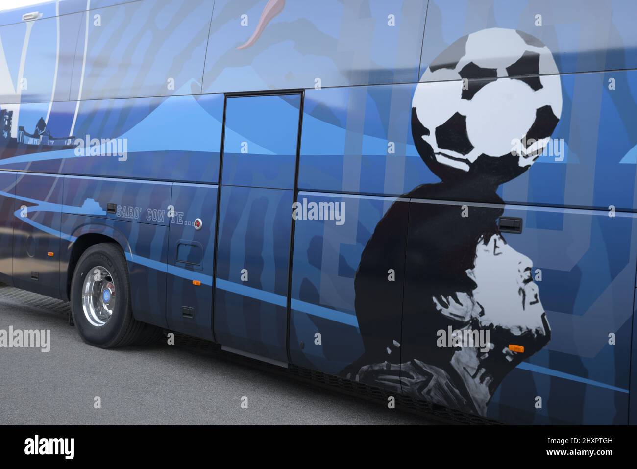 13 mars 2022, Vérone, Italie : le nouveau bus SSC NAPOLI. C'est un véhicule moderne équipé de tout confort avec une ligne moderne et captivante en même temps. Dans le bus, il y a de nombreuses références à Diego Armando Maradona, le plus grand footballeur de tous les temps qui a porté le maillot bleu pendant 7 ans, gagnant deux championnats historiques. Le véhicule a déjà été utilisé pour la première fois à l'occasion du match napolitain contre Barcelone. Il y a aussi une expression culte : ''Je serai avec toi'', des mots souvent utilisés par les fans pour soutenir l'équipe napolitaine. On espère que ce nouvel entraîneur apportera du bien à la bl Banque D'Images