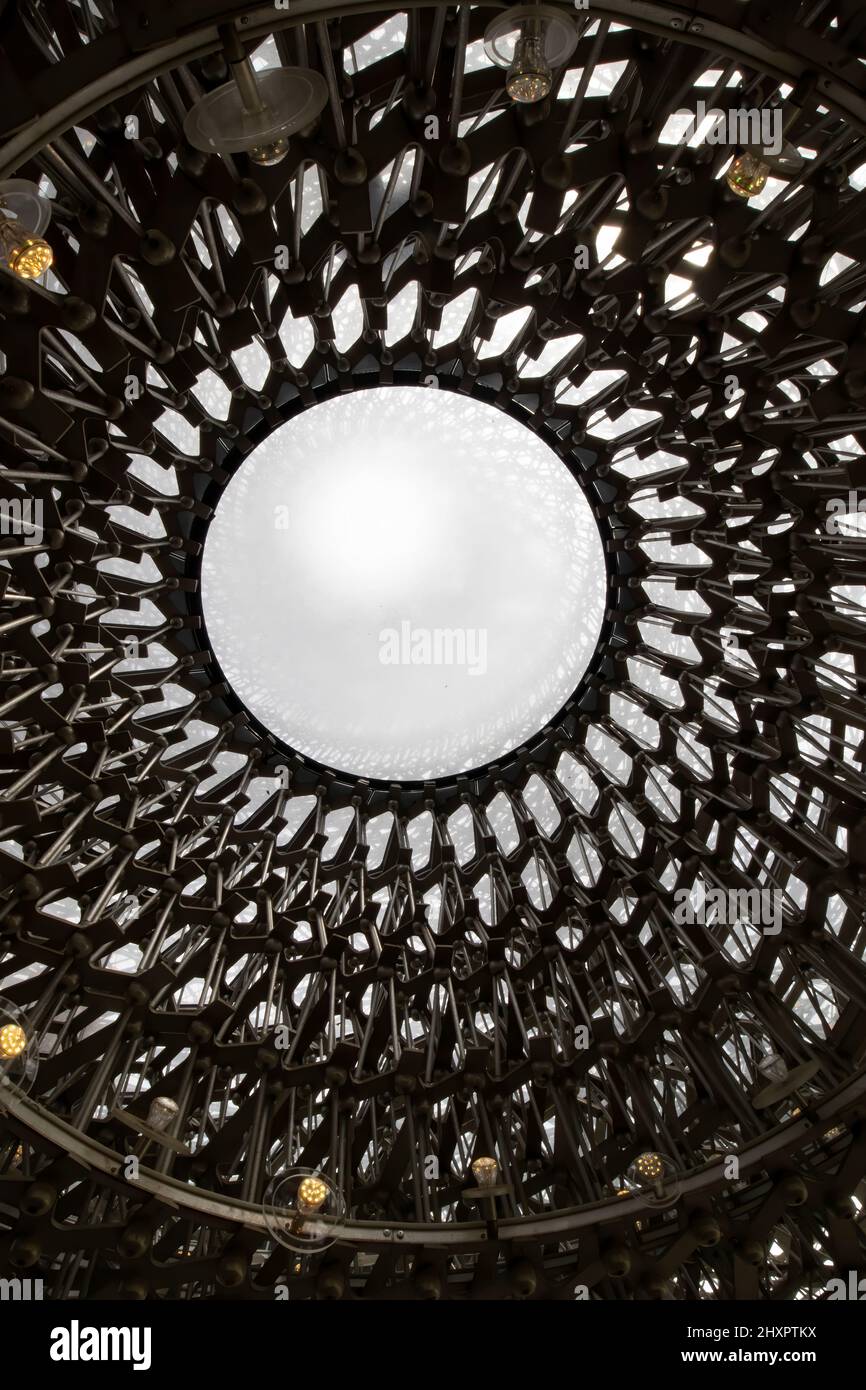 Regarder à l'intérieur de la ruche à Royal Botanic Gardens, Kew, Londres, Angleterre Royaume-Uni - Un hommage aux abeilles britanniques. Conçu par Wolfgang Buttress Banque D'Images