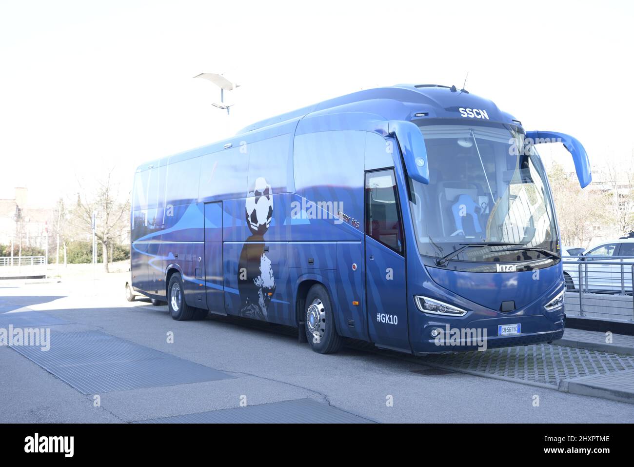 13 mars 2022, Vérone, Italie : le nouveau bus SSC NAPOLI. C'est un véhicule moderne équipé de tout confort avec une ligne moderne et captivante en même temps. Dans le bus, il y a de nombreuses références à Diego Armando Maradona, le plus grand footballeur de tous les temps qui a porté le maillot bleu pendant 7 ans, gagnant deux championnats historiques. Le véhicule a déjà été utilisé pour la première fois à l'occasion du match napolitain contre Barcelone. Il y a aussi une expression culte : ''Je serai avec toi'', des mots souvent utilisés par les fans pour soutenir l'équipe napolitaine. On espère que ce nouvel entraîneur apportera du bien à la bl Banque D'Images