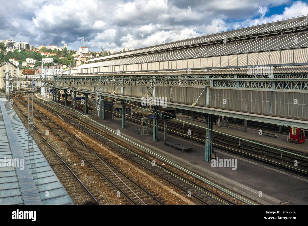 Gare Routière Perrache Rdc Centre D echange Galerie La 69002 Lyon Gare de lyon perrache Banque de photographies et d'images à haute  résolution - Alamy