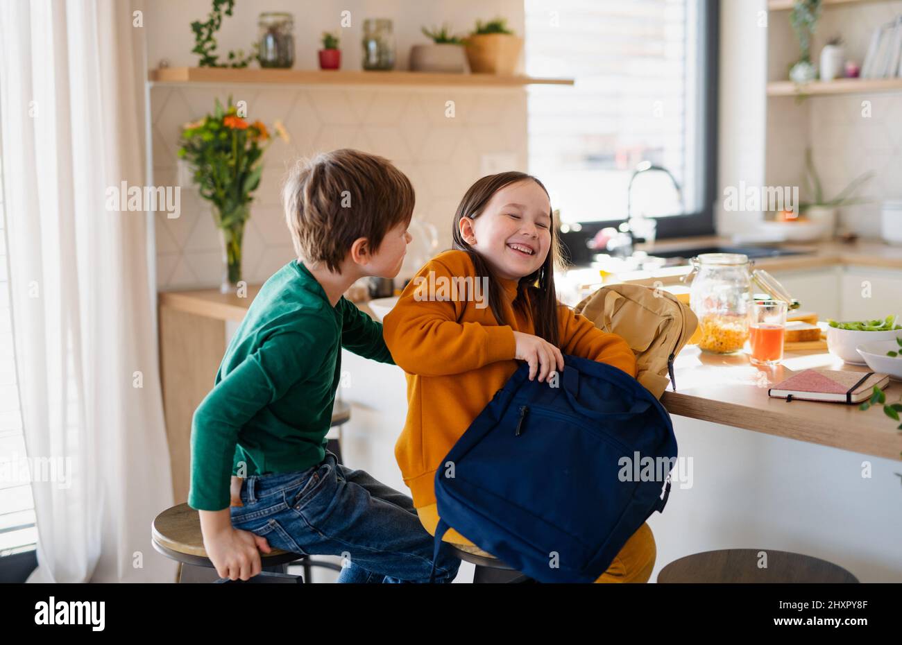 Petite fille emballage boîte à lunch à sac à dos dans la cuisine à la maison. Banque D'Images