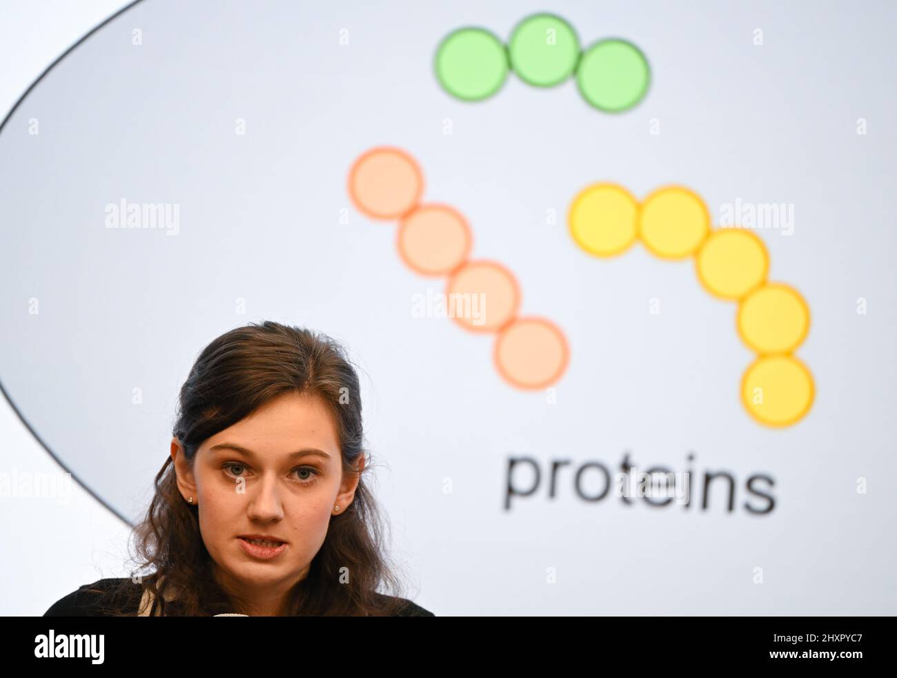 14 mars 2022, Hessen, Francfort-sur-le-main : Laura Hinze, de la faculté de médecine de Hanovre, participe à la conférence de presse à l'approche de la remise du Prix Paul Ehrlich et Ludwig Darmstaedter pour jeunes chercheurs 2022. Le Prix Paul Ehrlich et Ludwig Darmstaedter est l'un des prix médicaux les plus prestigieux d'Allemagne. Le Prix du jeune chercheur est doté de 60 000 euros. Photo: Arne Dedert/dpa Banque D'Images