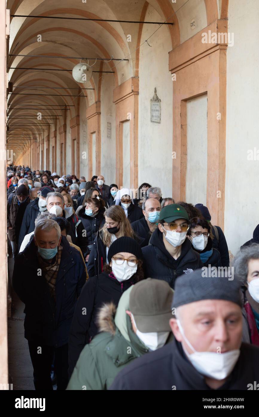 Bologne,Emilia Roman,Italie: Mars 13,2022. Sanctuaire de pèlerinage de la Madonna di San Luca à Bologne. Les peuples unis dans la prière contre la guerre Banque D'Images