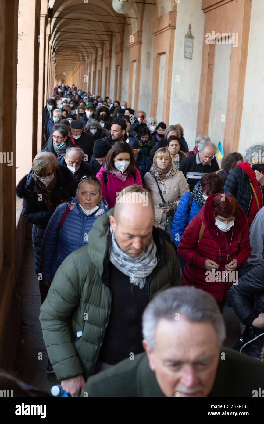 Bologne,Emilia Roman,Italie: Mars 13,2022. Sanctuaire de pèlerinage de la Madonna di San Luca à Bologne. Les peuples unis dans la prière contre la guerre Banque D'Images