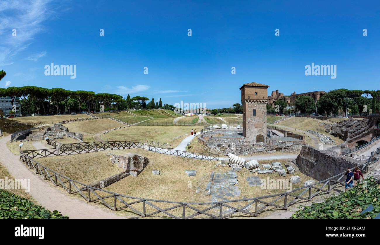 Rome, Italie - 1 août 2021 : vue sur le cirque maximus, un stade antique pour les courses hippiques et autres événements publics dans la Rome antique, Italie Banque D'Images