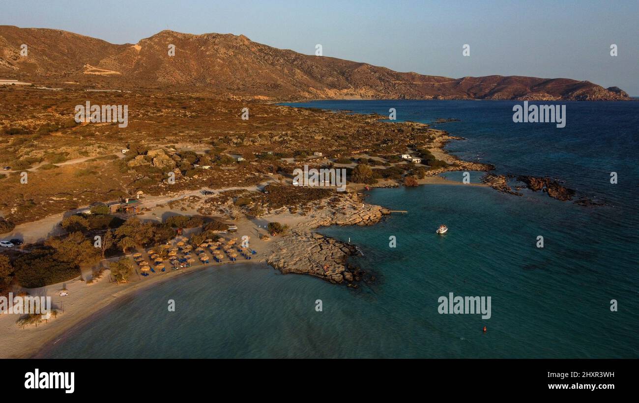 Magnifique baie de Kissamos, Crète avec eau azur. Banque D'Images