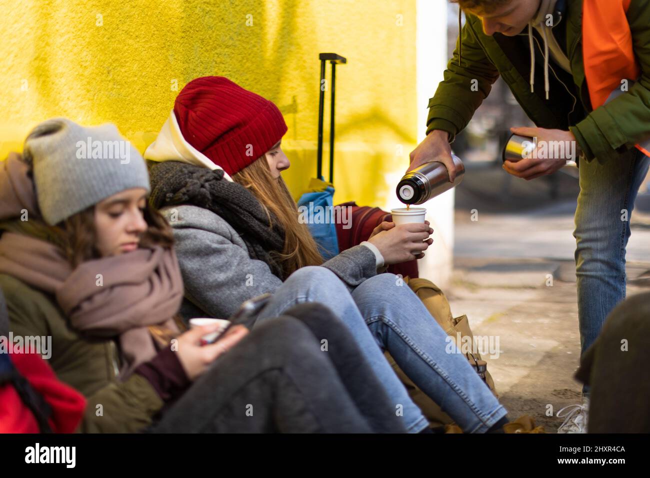 Les immigrants ukrainiens franchissent la frontière et reçoivent de la nourriture et des boissons de bénévoles. Banque D'Images