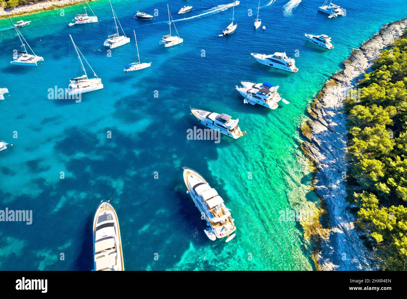 Baie de Palmizana sur les îles Pakleni Otoci vue sur la destination de navigation turquoise, archipel de Hvar en Croatie Banque D'Images Baie de Palmizana sur les îles Pakleni Otoci vue sur la destination de navigation turquoise, archipel de Hvar en Croatie Banque D'Images