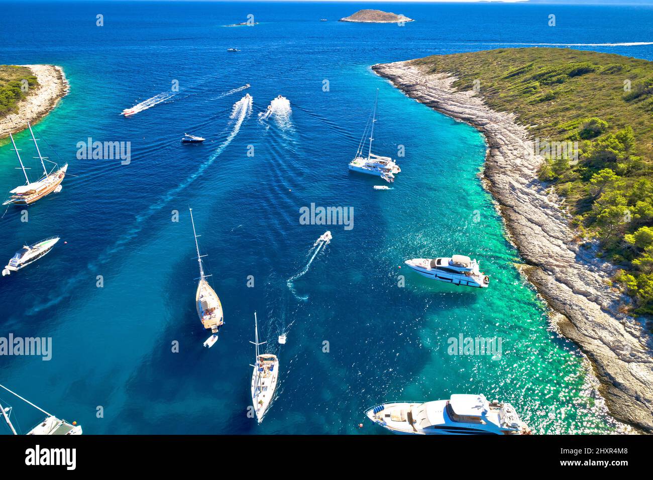 Baie de Palmizana sur les îles Pakleni Otoci vue sur la destination de navigation turquoise, archipel de Hvar en Croatie Banque D'Images Baie de Palmizana sur les îles Pakleni Otoci vue sur la destination de navigation turquoise, archipel de Hvar en Croatie Banque D'Images