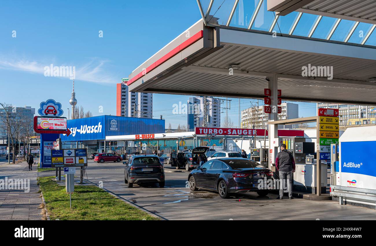 Stations-service avec prix de l'essence avant la crise Banque D'Images