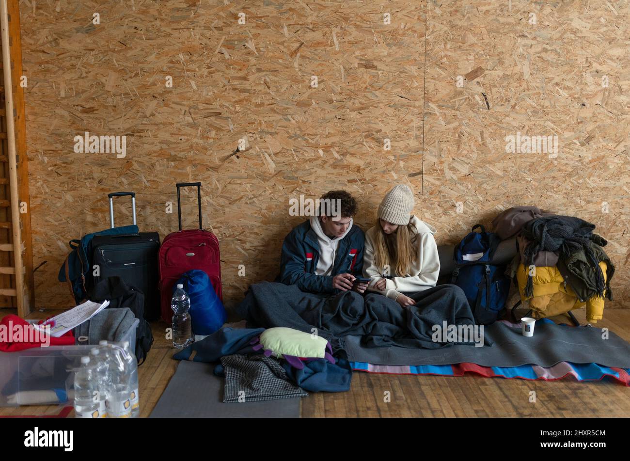 Les réfugiés ukrainiens de guerre dans un abri temporaire et un centre d'aide. Banque D'Images