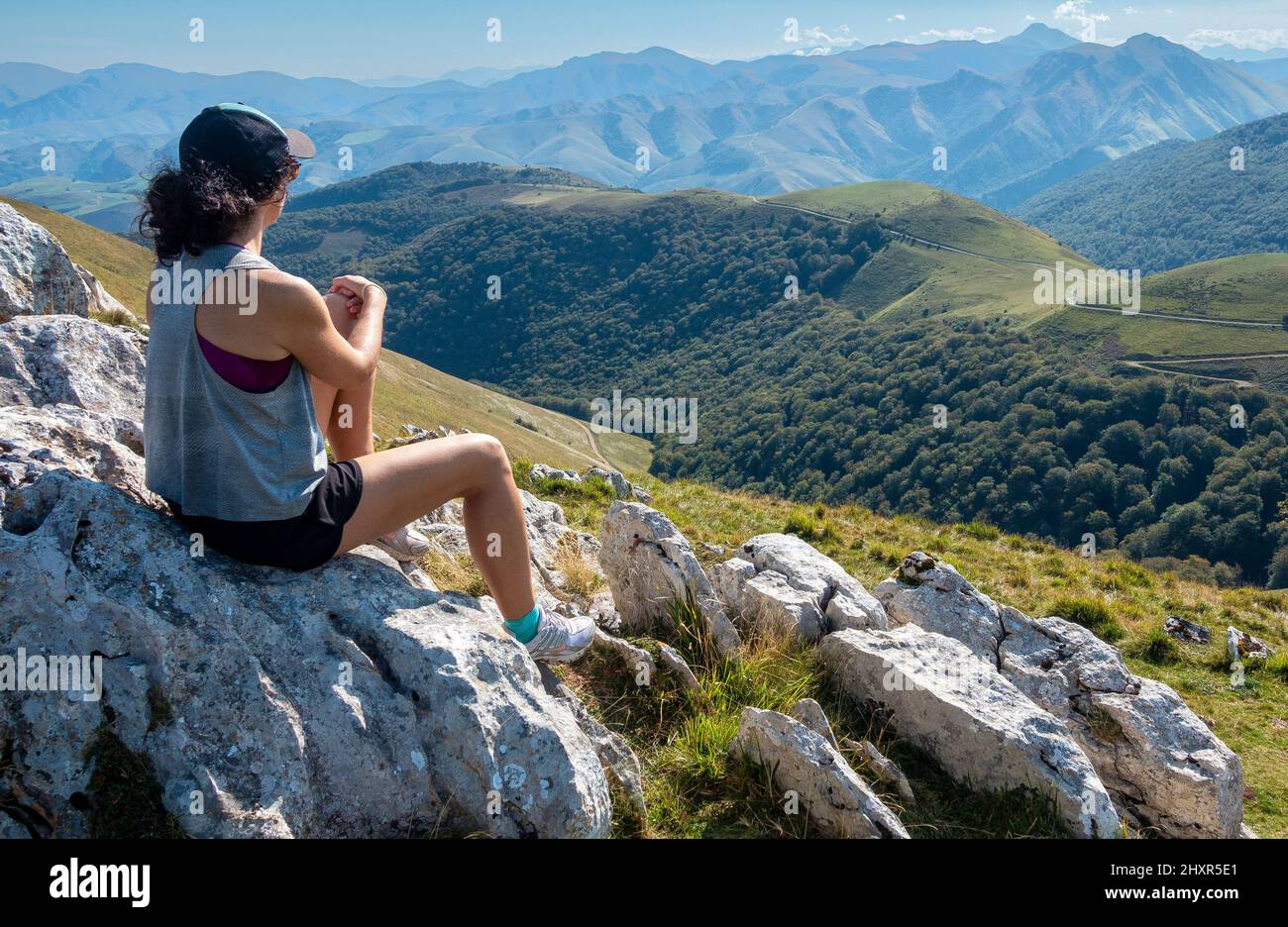 Pèlerin prenant la vue sur les Pyrénées sur la première étape des Camino Frances de Saint-Jean-pied-de-Port à Roncesvalles Banque D'Images