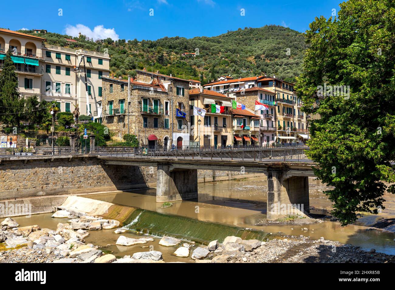 Vue sur le pont étroit sur la rivière de montagne comme vieilles maisons sur fond dans la petite ville de Dolceacqua en Ligurie, Italie. Banque D'Images