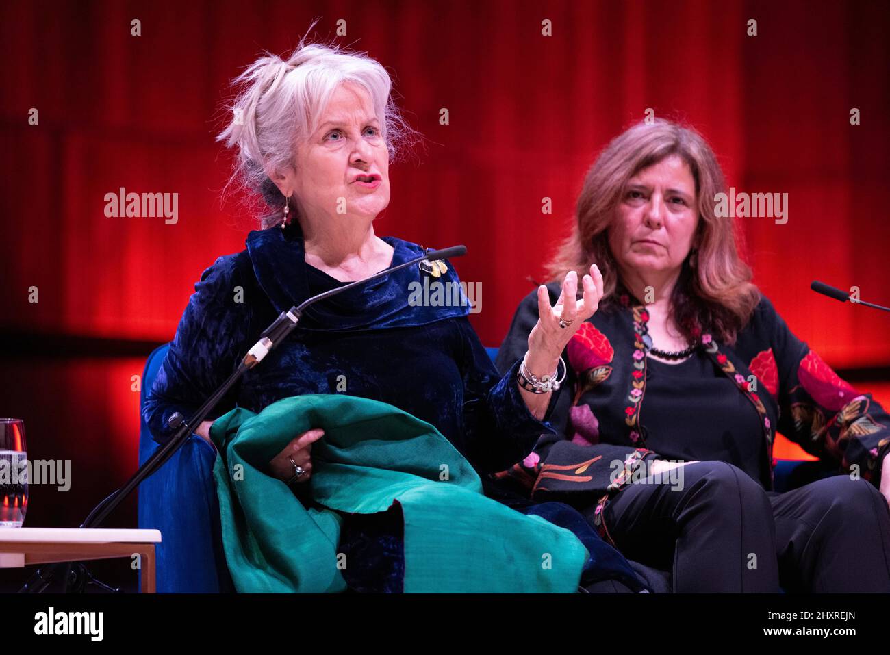 La baronne Helena Kennedy QC sur scène s'est assise à côté de Fawzia Amini. Women of the World London Festival, Southbank, Londres, Royaume-Uni Banque D'Images