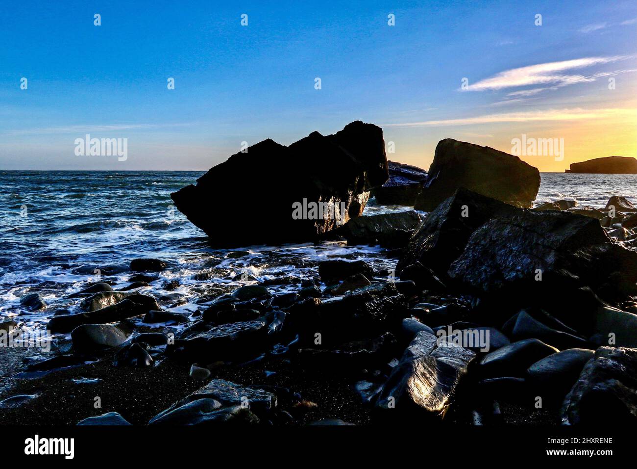 Grandes rochers sur la plage de Porth Ysgo. Banque D'Images