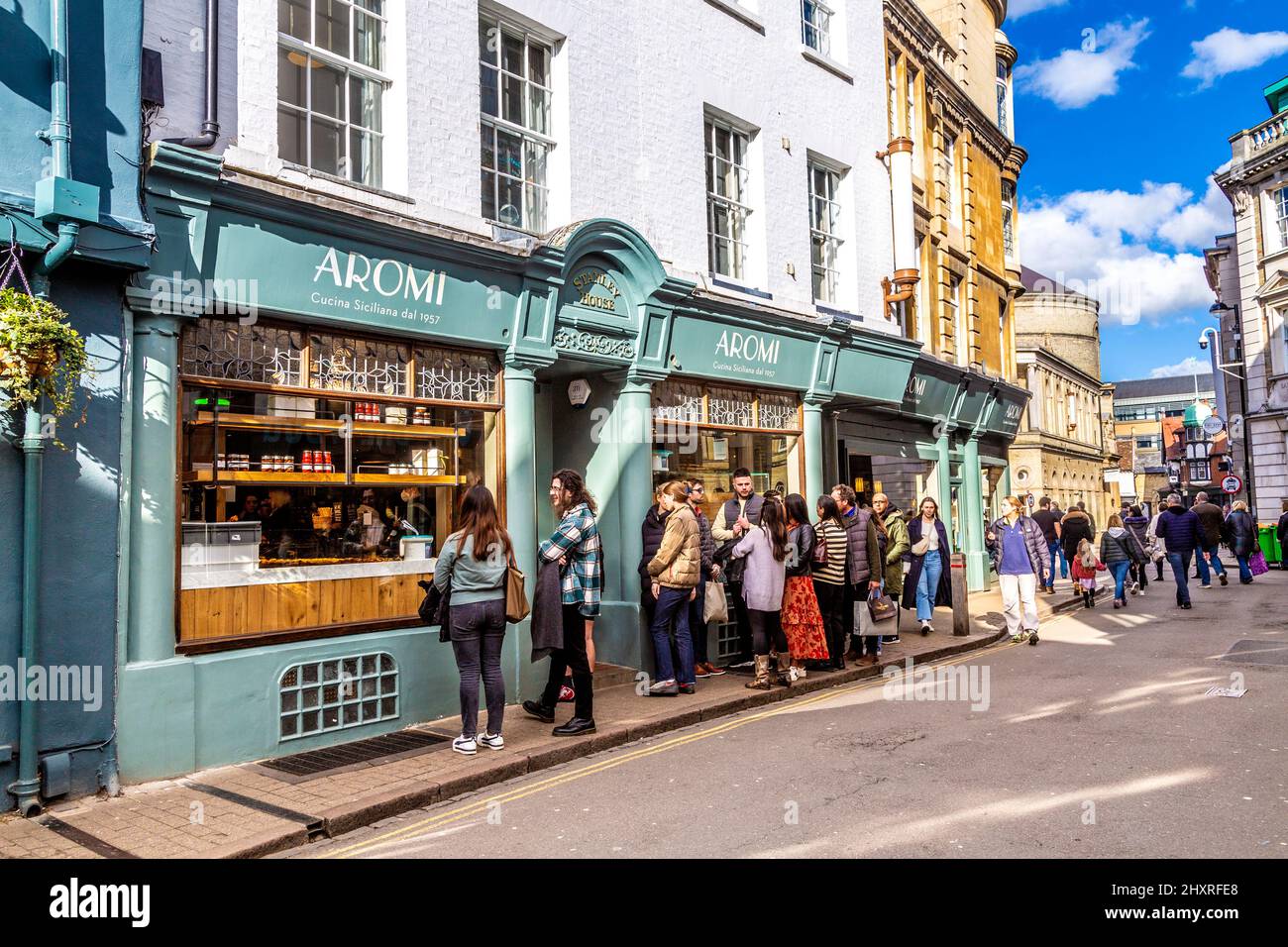 File d'attente devant le restaurant Aromi sicilien, Cambridge, Cambridgeshire, Royaume-Uni Banque D'Images