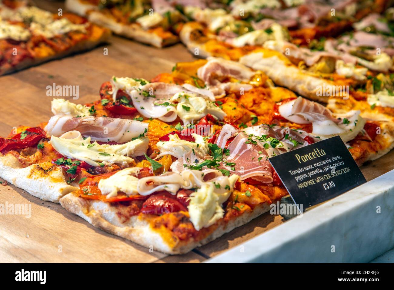 Tranches de pizza au levain de pancetta au restaurant sicilien Aromi, Cambridge, Cambridgeshire, Royaume-Uni Banque D'Images