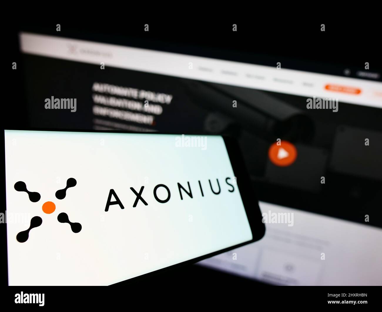 Smartphone avec logo de la société américaine de cybersécurité Axonius Inc. Sur écran devant le site Web des entreprises. Mise au point à gauche de l'écran du téléphone. Banque D'Images