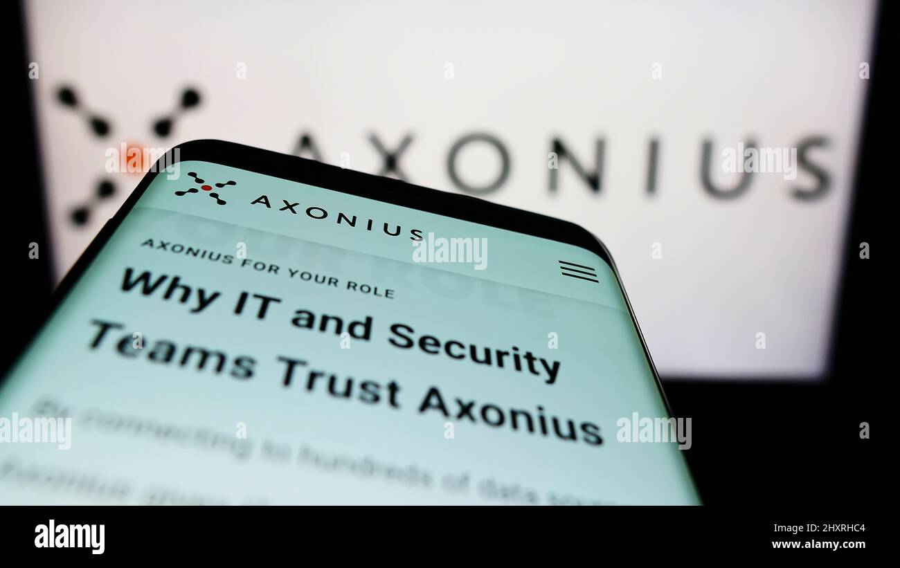 Téléphone mobile avec le site Web de la société américaine de cybersécurité Axonius Inc. À l'écran devant le logo de l'entreprise. Faites la mise au point dans le coin supérieur gauche de l'écran du téléphone. Banque D'Images