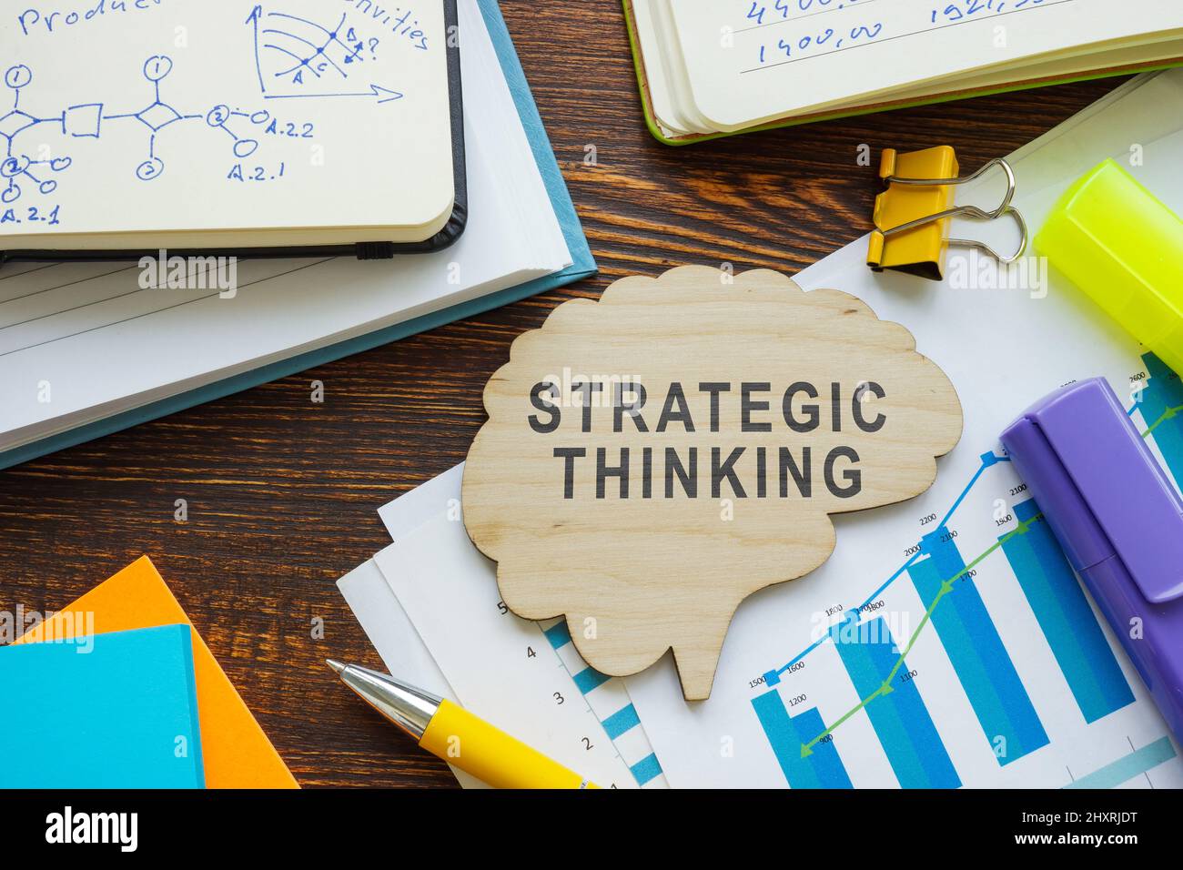 Mots de réflexion stratégique sur la forme du cerveau et les papiers. Banque D'Images