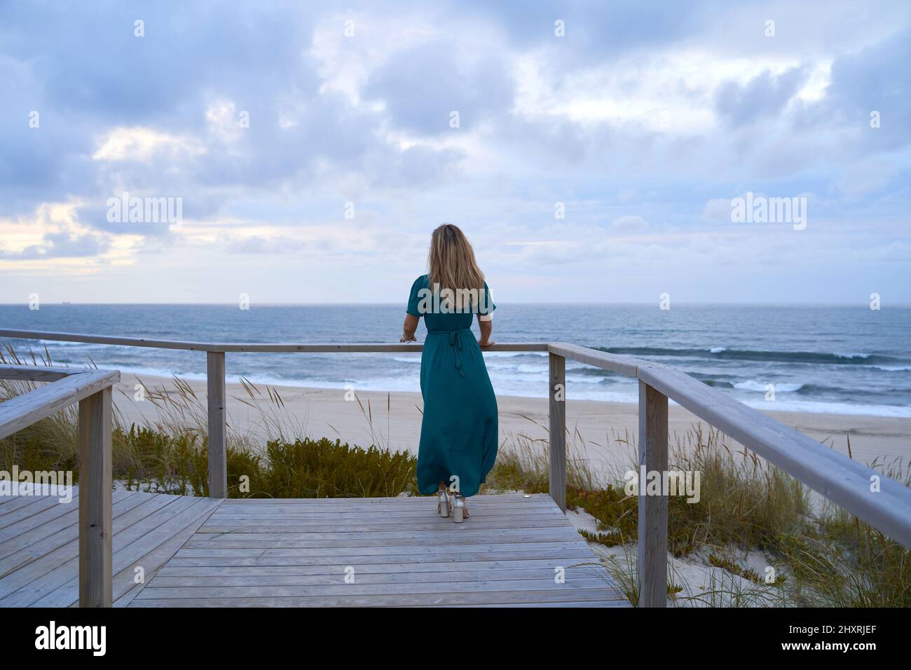 puissante fille en face de la mer de prendre une décision Banque D'Images