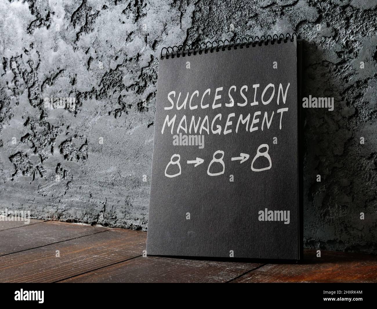 Plan du processus de gestion de la succession sur le bloc-notes sombre. Banque D'Images