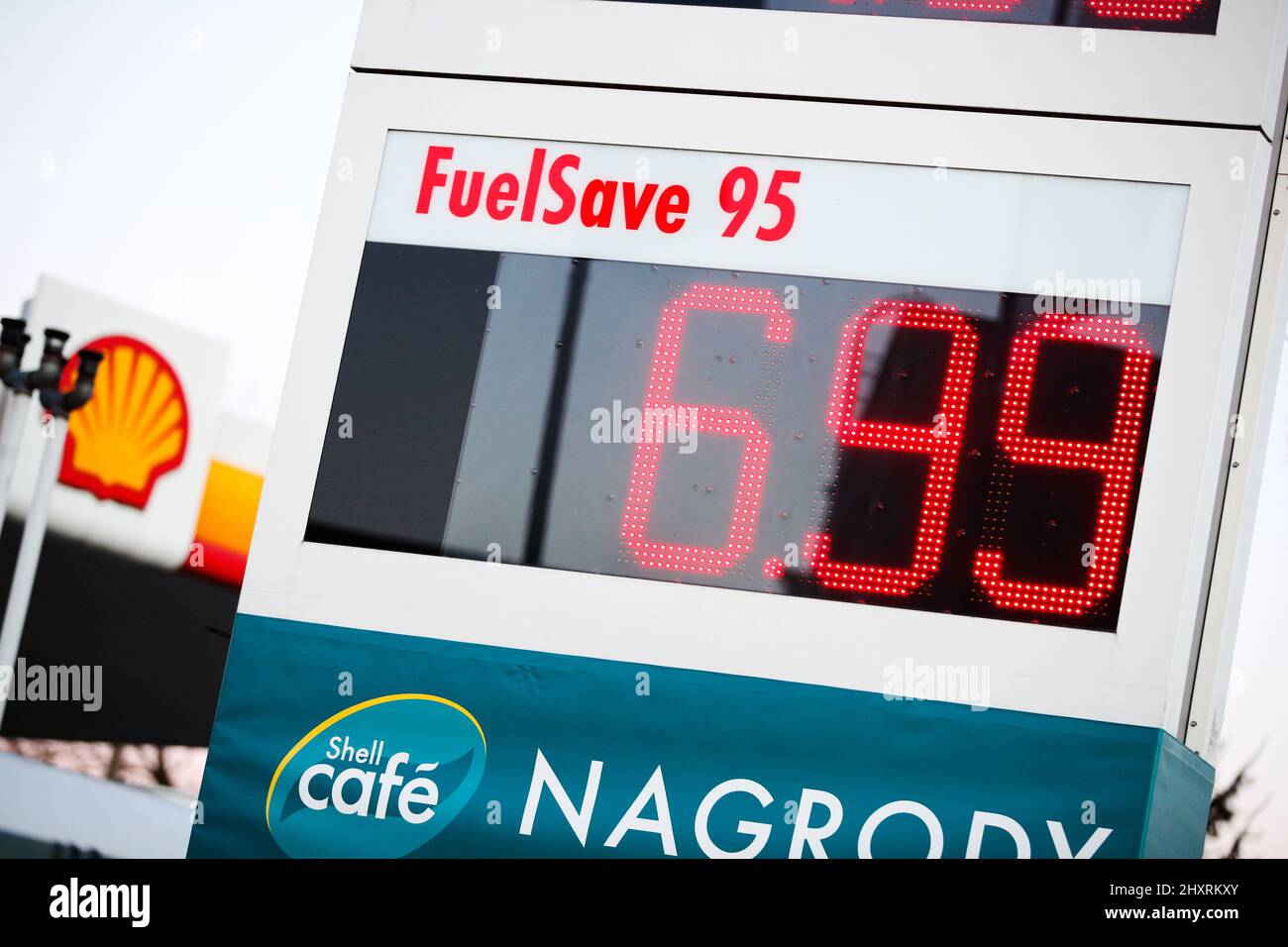 Varsovie, Pologne. 10th mars 2022. Le prix du carburant est annoncé dans une station de pompe à gaz Shell à Varsovie, en Pologne, le 10 mars 2022. (Photo de Jaap Arriens/Sipa USA) crédit: SIPA USA/Alay Live News Banque D'Images